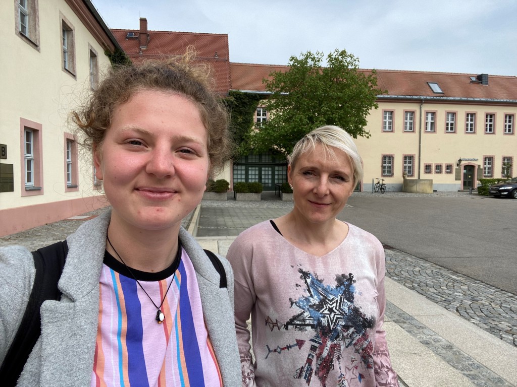Ein Selfie von Volontärin Eva-Maria Gey mit Frances Mildner im Innenhof des Limbach-Oberfrohnaer Rathauses.